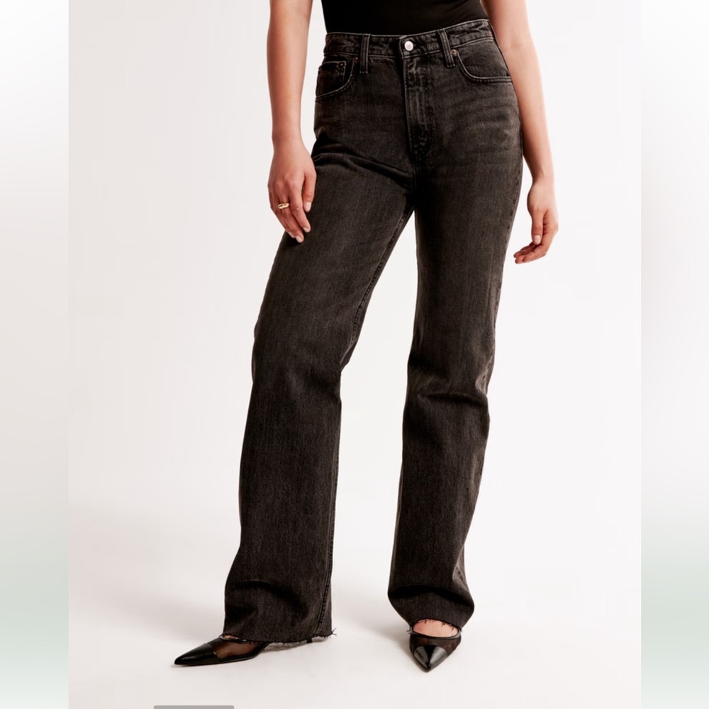 Abercrombie & Fitch Curve Love High-Rise 90s Relaxed Jeans in Black - Picture 2 of 7
